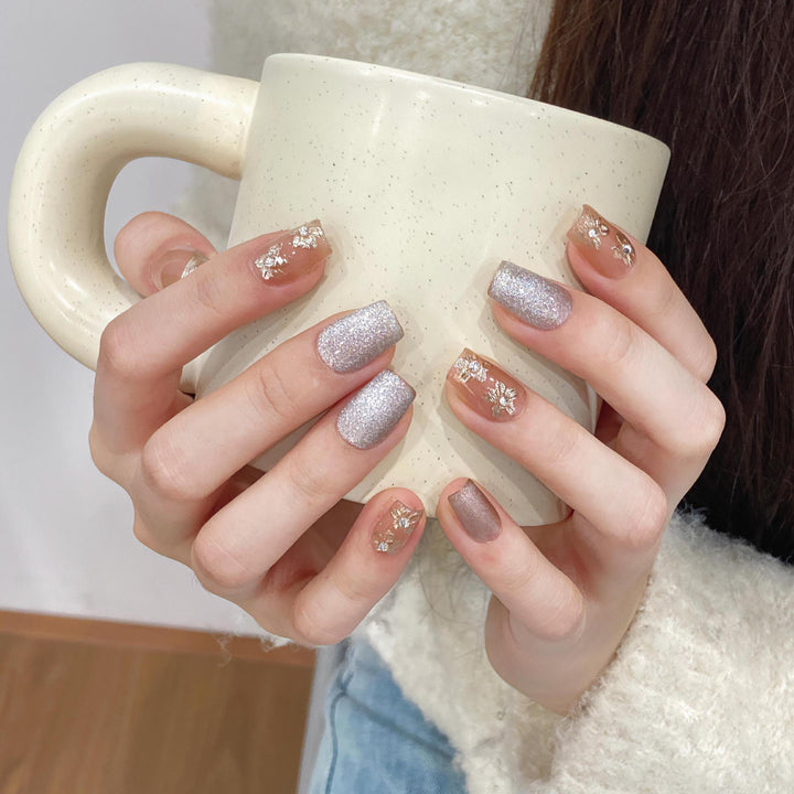 Dekorativer Press-On Nagelset mit floralen und Glitzerakzenten