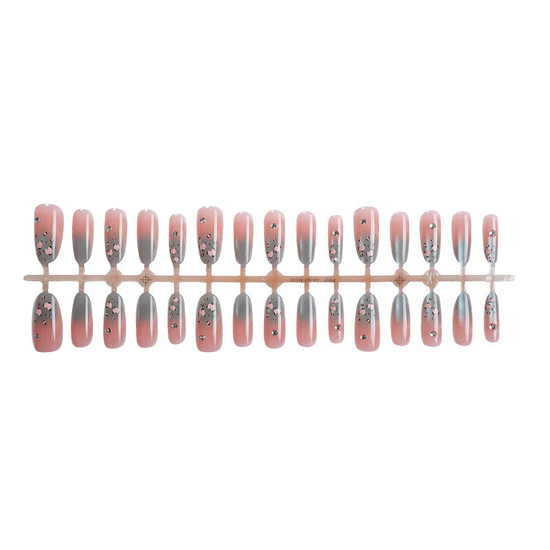 Künstlerisches Press-On-Nagelset mit floralem und silbernem Design