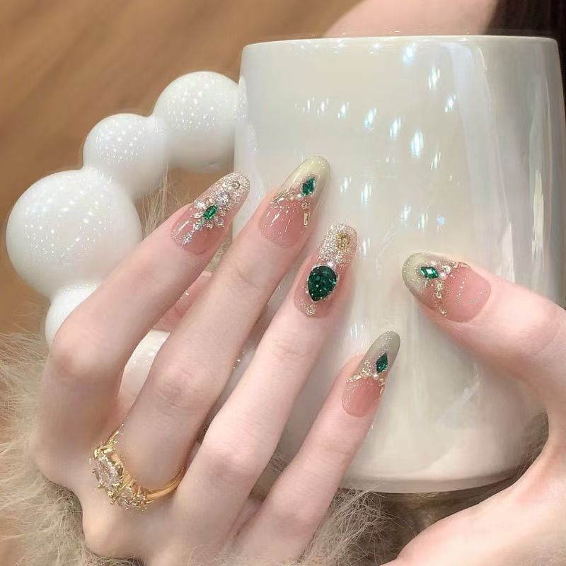 Dekoratives, mit Edelsteinen verziertes Press-On-Nagelset Karnz