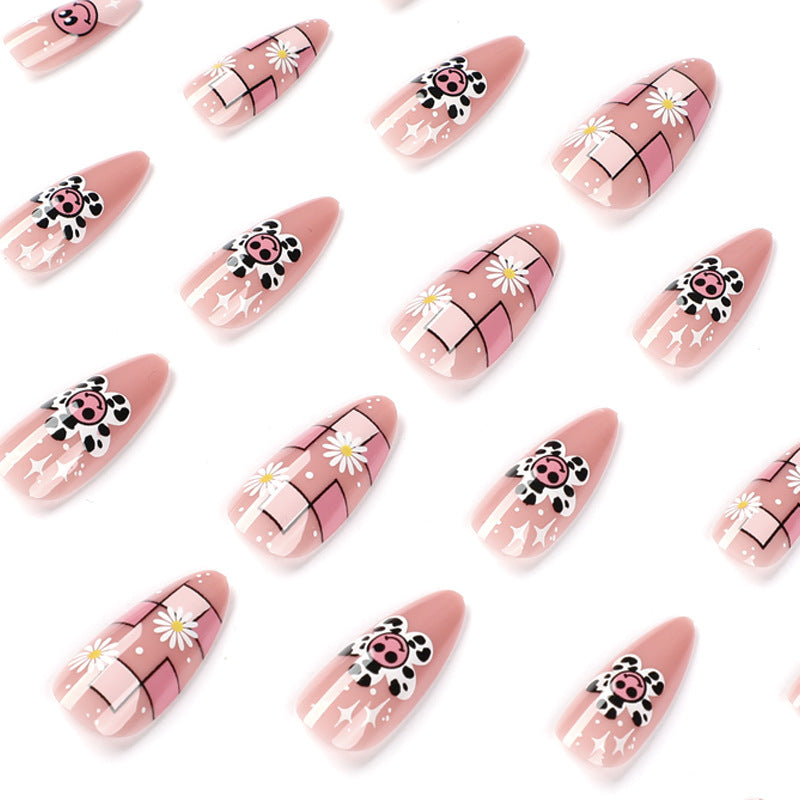 Kunstvolle Nagelverlängerungen mit verspieltem Design und einzigartigen Motiven Karnz