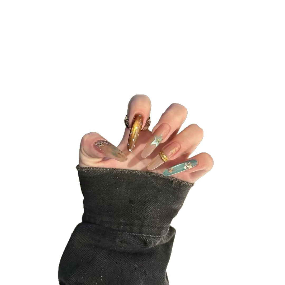Künstlerische Nagelverzierungen