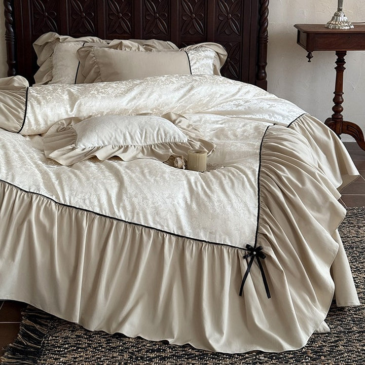 Romantische Bettgarnitur mit Volant, Jacquard-Relief und Zierband