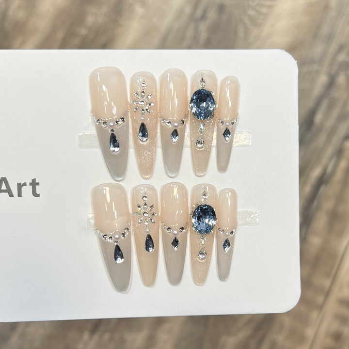 Dekoratives Press-On Nagelkunst-Set mit Edelsteinakzenten