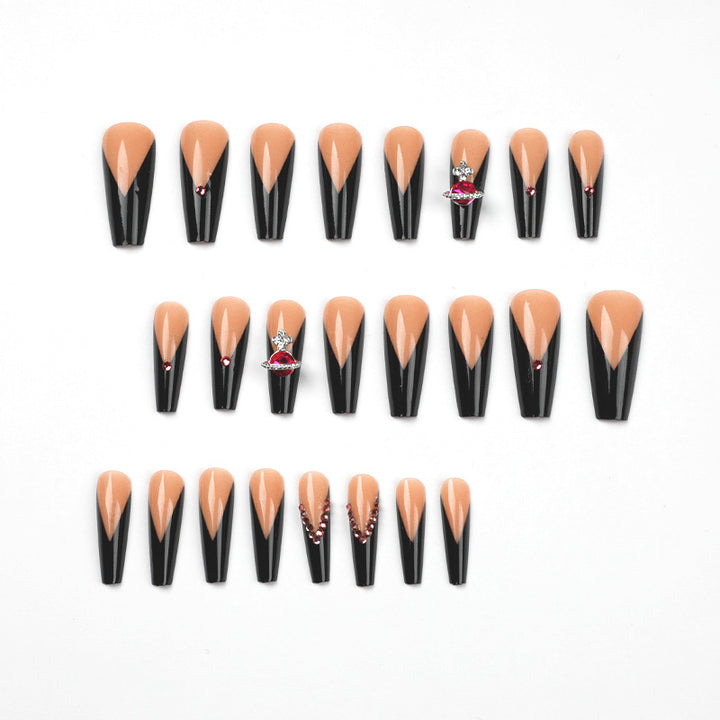 Kunstvolle Nagelkunst mit Strass und Glanz Karnz
