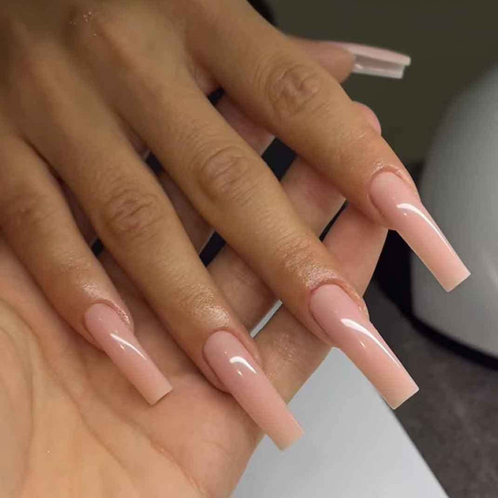 Kunstnails mit elegantem Hochglanz-Finish Karnz