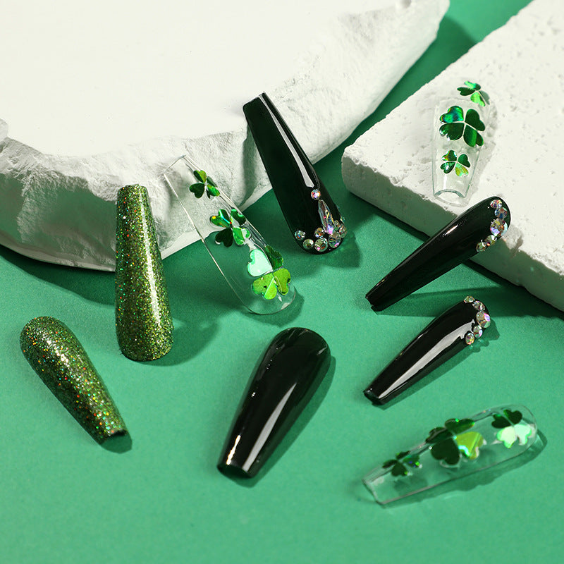 Künstliche Nagelkunst mit Kleeblattmotiven Karnz