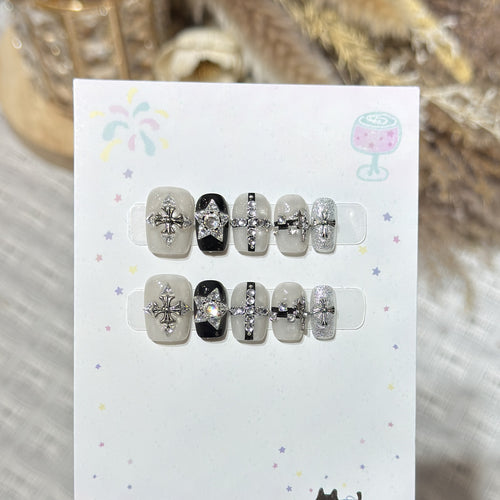 Künstlerisches Press-On Nagelkunst Set mit Edelsteinakzenten Karnz
