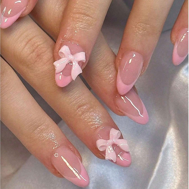 Kunstnagelset mit verspielten Ribbons und Glanzverzierung Karnz