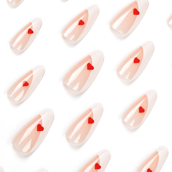 Glamouröse Nailart mit Herzverzierungen Karnz