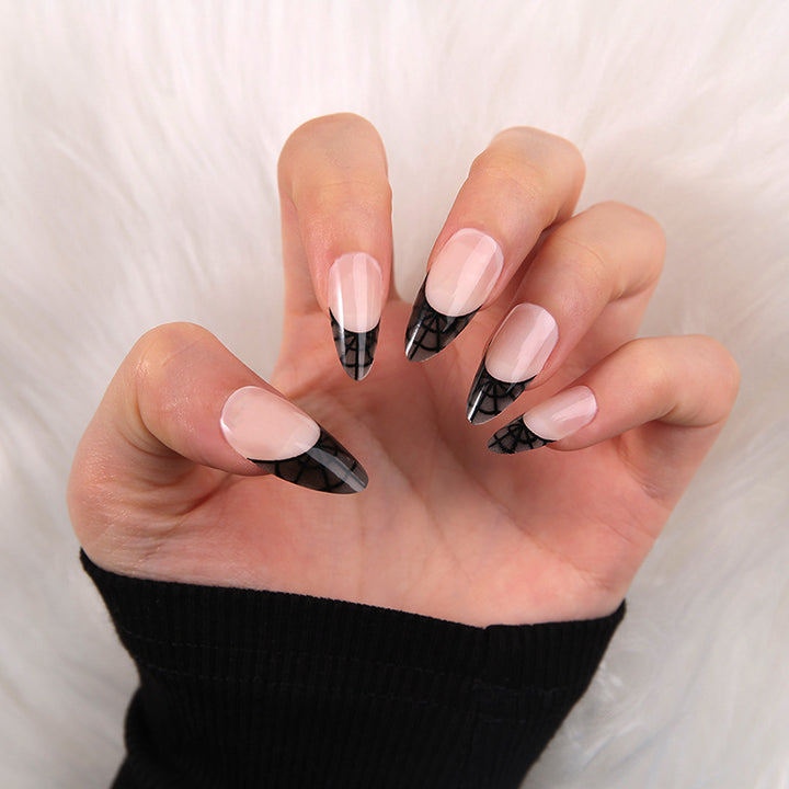 Kunstvolle Nagelspitzen mit elegantem Spinnennetz-Muster Karnz
