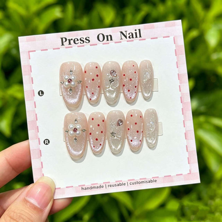 Künstlerisches Press-On-Nagel-Set mit floralen und grafischen Designs