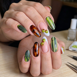 Kunstnägel mit kreativem Geometric-Design Karnz