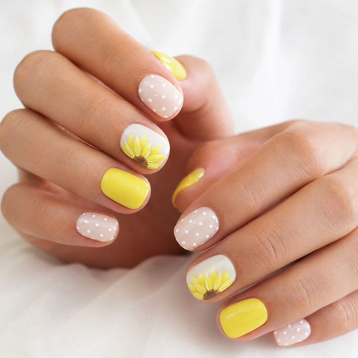Kreatives florales Nagelkunst-Design Karnz