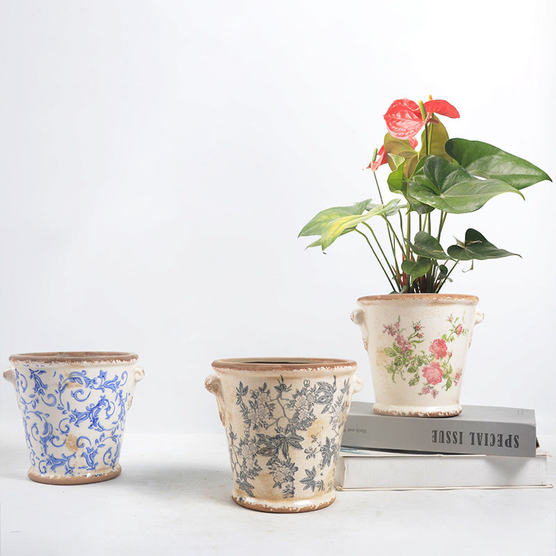 Dekorativer Blumentopf mit floralen Verzierungen Karnz