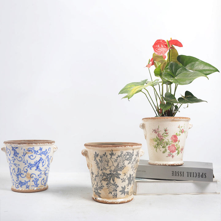 Dekorativer Blumentopf mit floralen Verzierungen Karnz