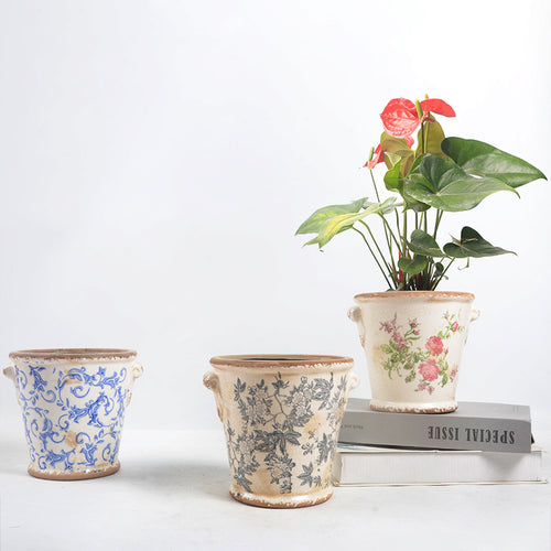Dekorativer Blumentopf mit floralen Verzierungen Karnz