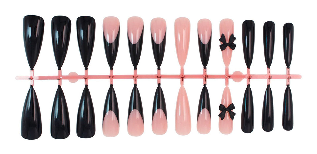 Kunstnagelset mit elegantem Schwarz-Weiß-Design und spielerischen Akzenten Karnz