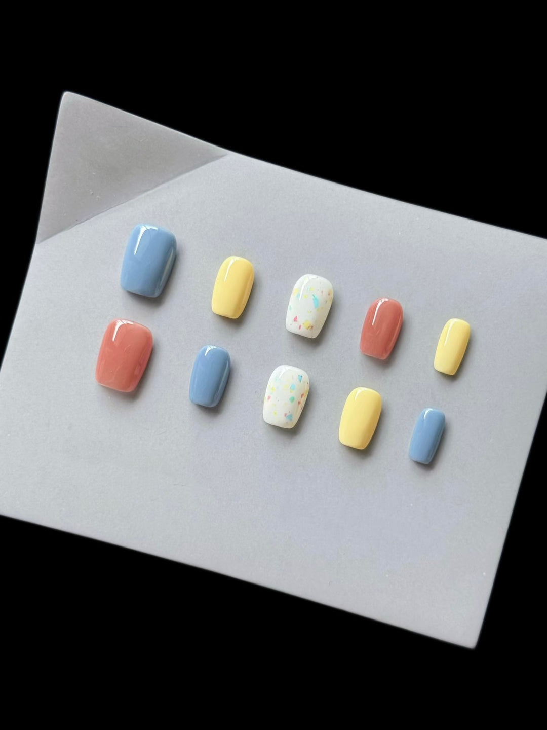 Künstlerischer Press-On Nagel Set mit charmanten gemusterten Designs