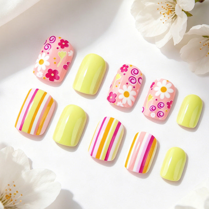 Künstlerische florale und gestreifte Press-On Nagelkunst Karnz