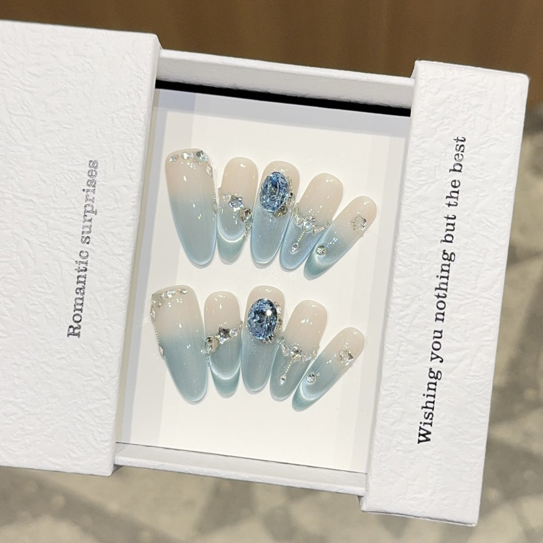 Kunstnagelset mit Romantischem Design und Glitzerelementen Karnz
