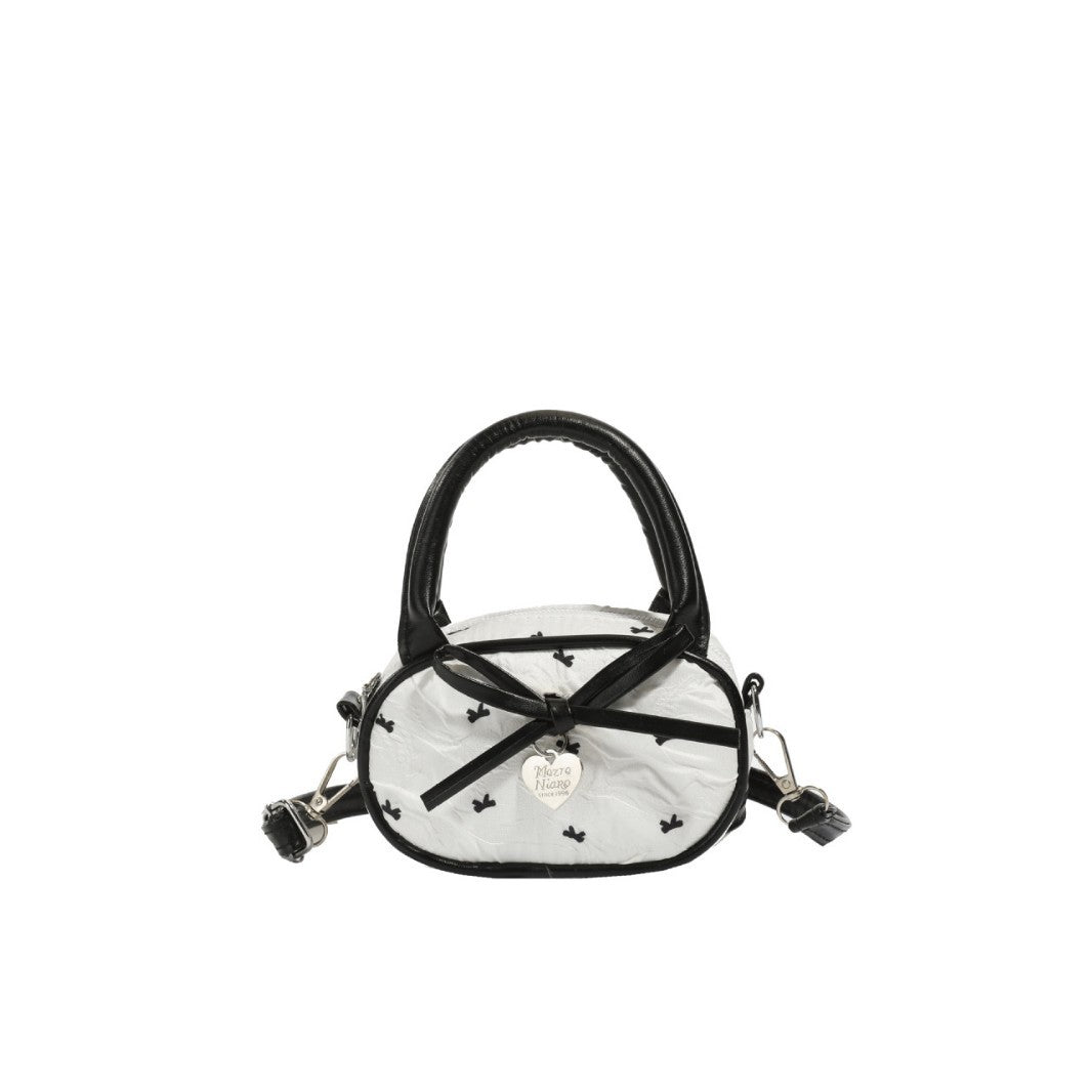 Gepolsterte Mini-Handtasche mit Herzdetail Karnz
