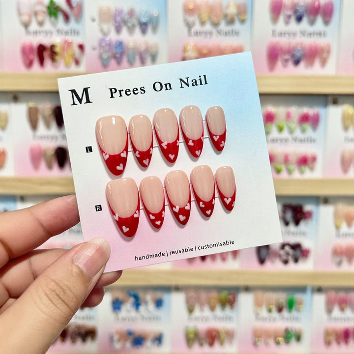 Handgemachtes Press-On Nagelset mit Herzmuster