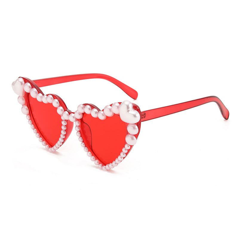 Herzförmige, mit Perlen akzentuierte Sonnenbrille