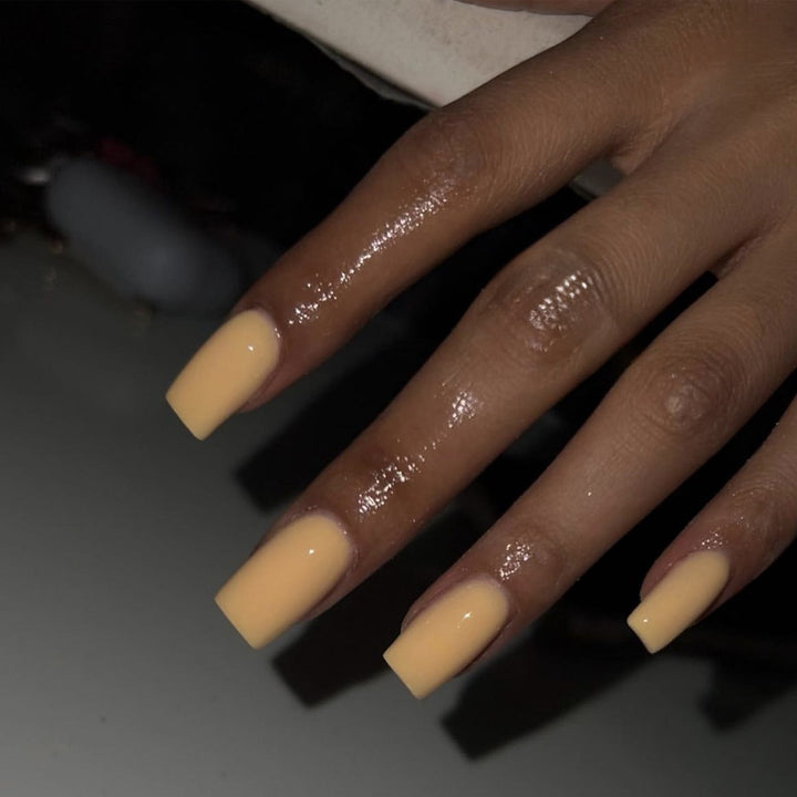 Kunstnagelset mit glänzendem Finish und trendigem Design Karnz