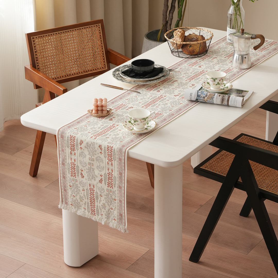 Gewebter Jacquard-Tischläufer mit floralem Medaillon und Fransen Karnz