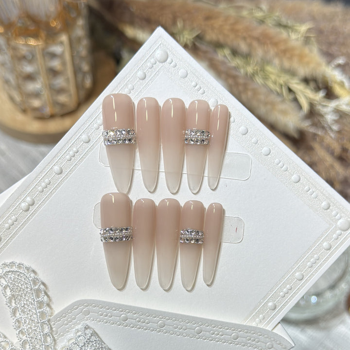 Elegante Stiletto Press-On Nägel mit Strassakzenten