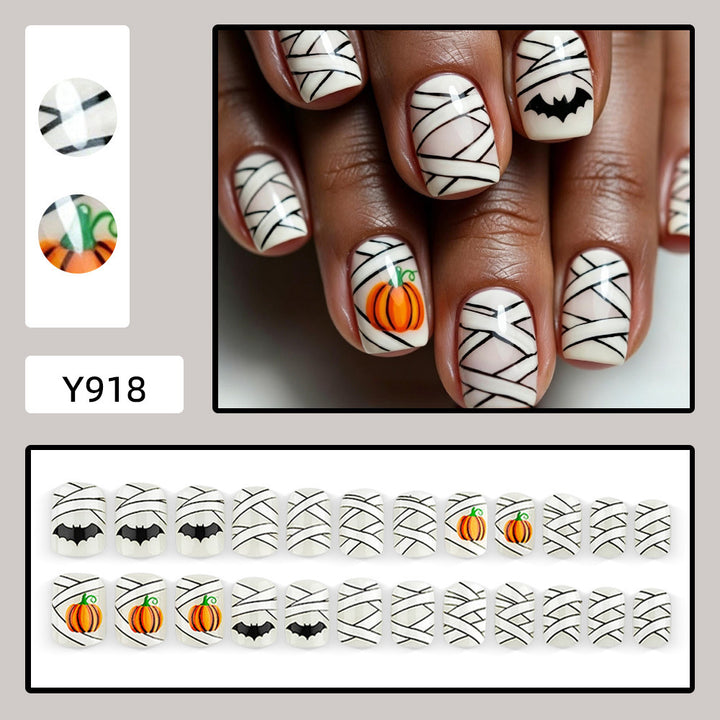 Kreative Halloween Nagelkunst mit Kürbis- und Fledermausdesign Karnz