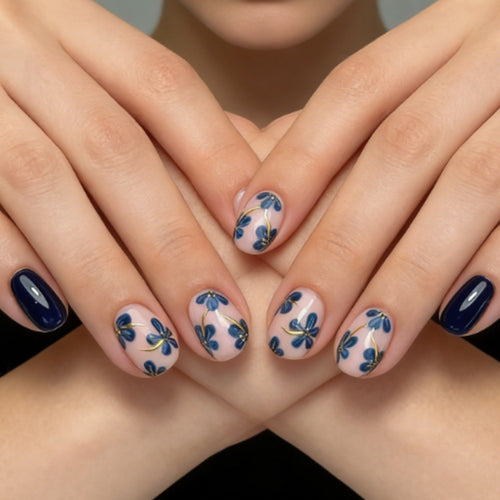 Kunstnägel mit Elegantem Blüten-Design Karnz