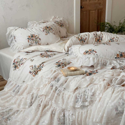 Vintage-Romantik Bettwäschegarnitur mit mehrlagigem Rüschenrand und floralem Stickmotiv