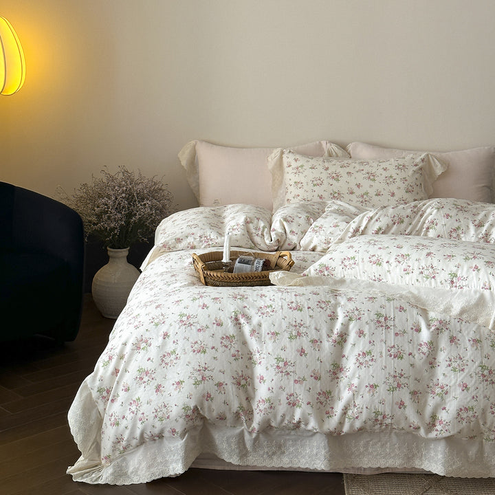 Baumwoll-Bettwäsche-Set mit Spitzenvolant und zartem Blumenprint