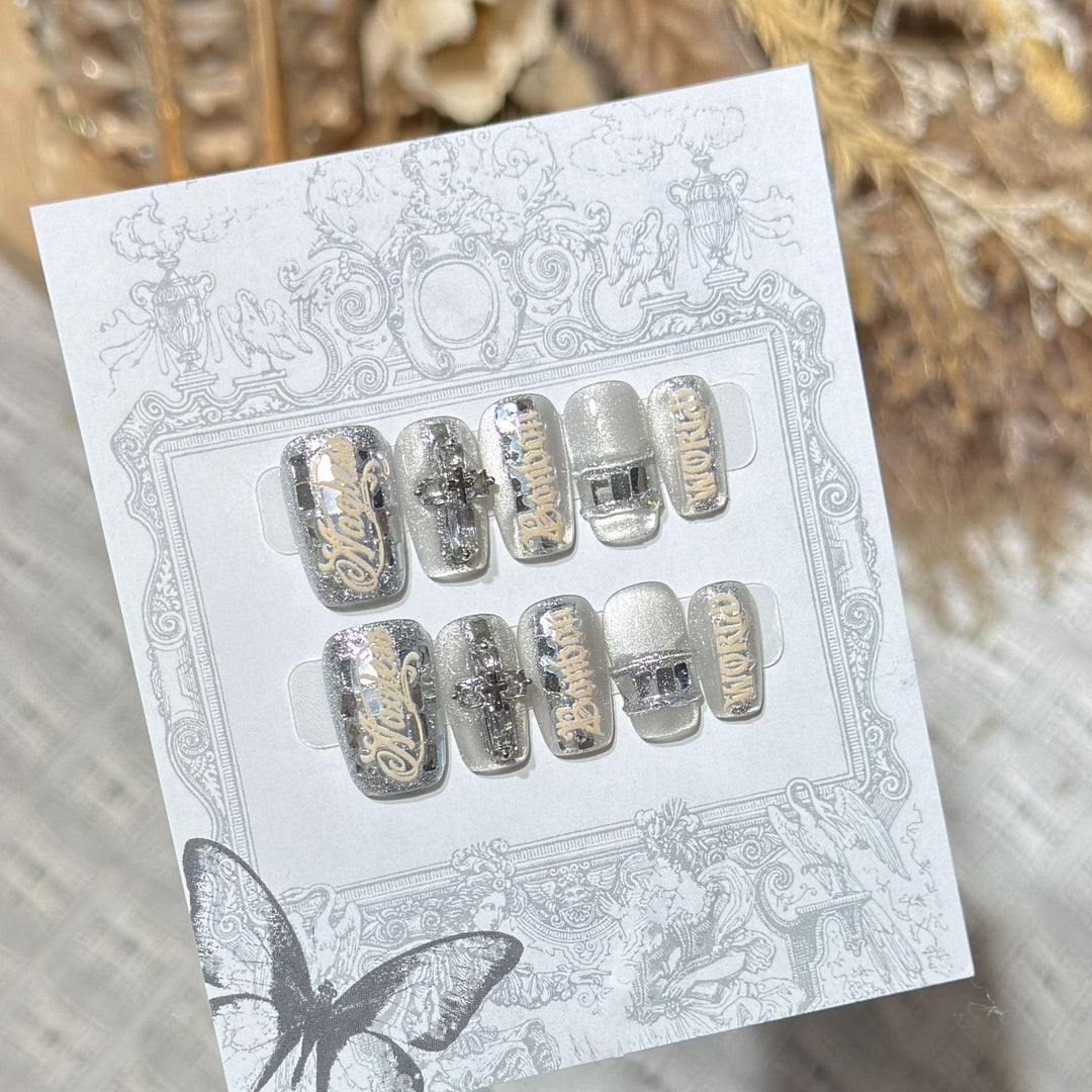 Metallic Press-On Nagelset mit dekorativen silbernen Akzenten Karnz