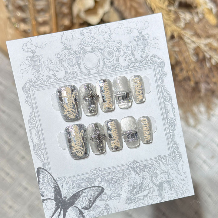 Metallic Press-On Nagelset mit dekorativen silbernen Akzenten Karnz