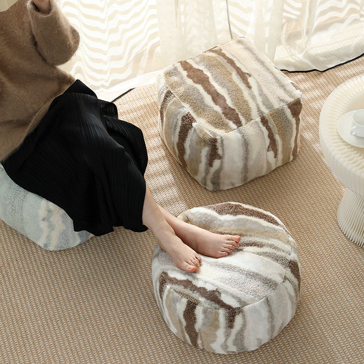 Rundes Sitzpouf aus Teddy‑Fleece mit weichem Strukturbezug