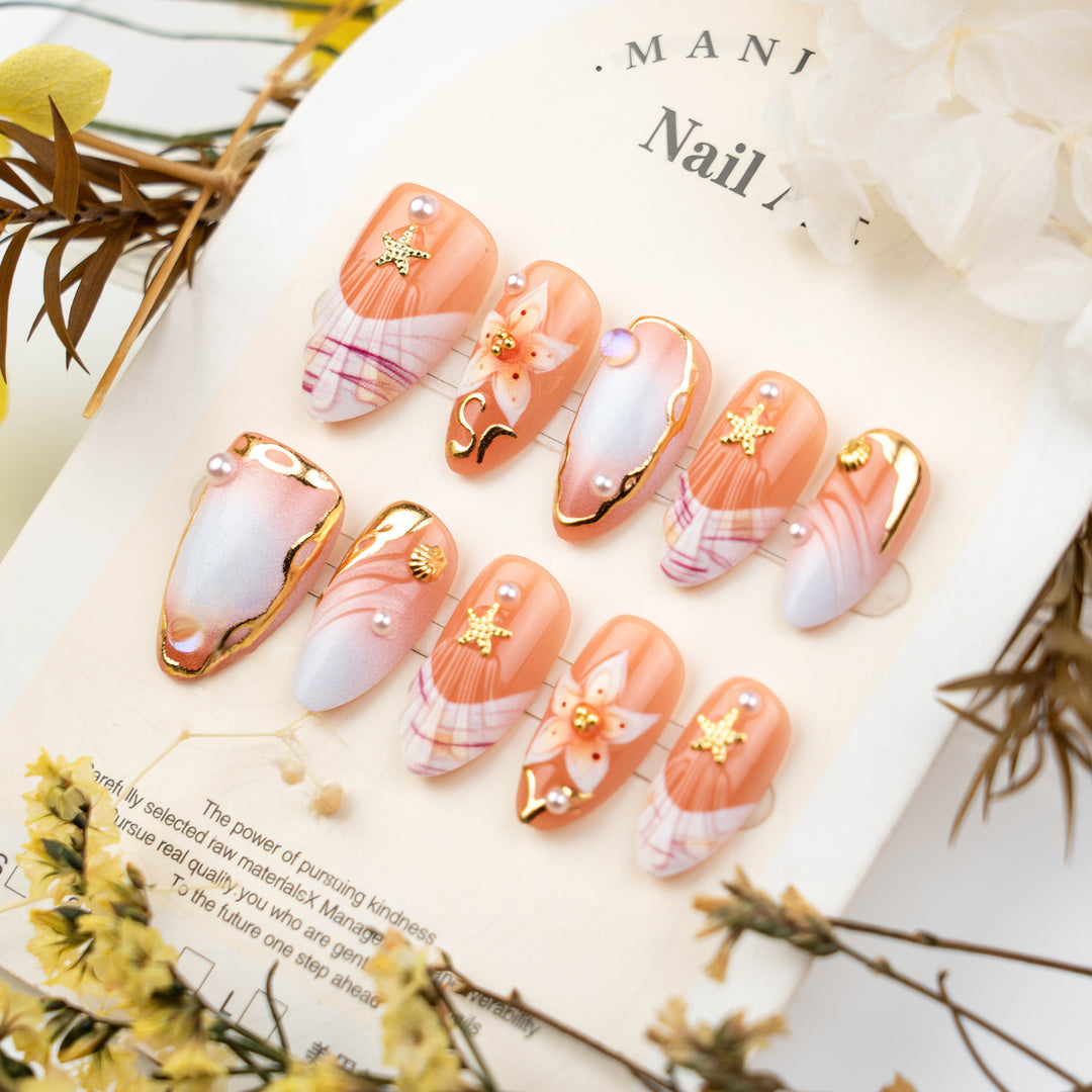 Kunstnagelset mit filigranen Blüten- und Glitzerverzierungen Karnz