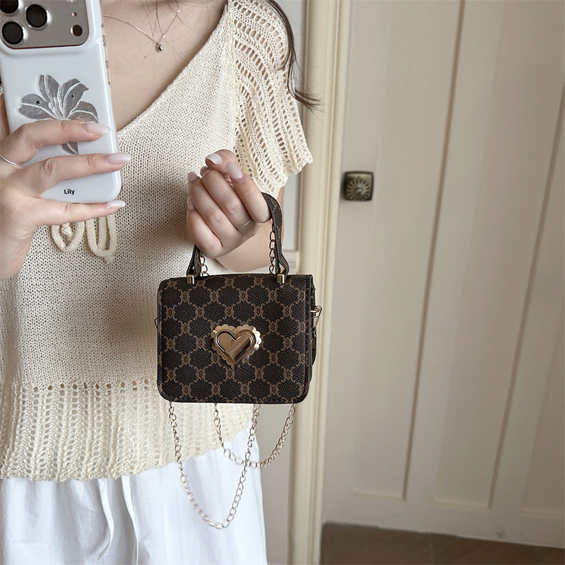Elegante herzverzierte Handtasche