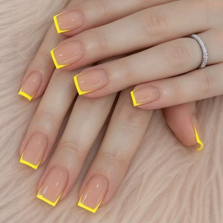 Kunstnagelset mit modernen French-Spitzen und auffälligen Neon-Akzenten Karnz