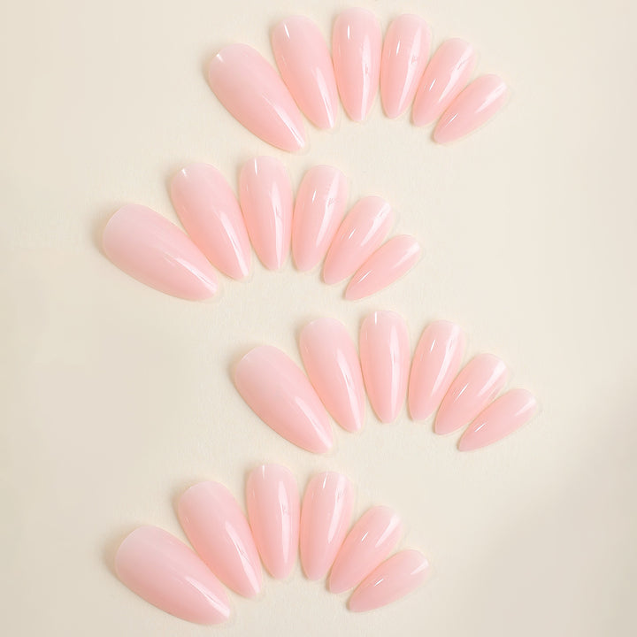 Kunstnagelset mit Hochglanz-Finish und schimmernden Verzierungen Karnz