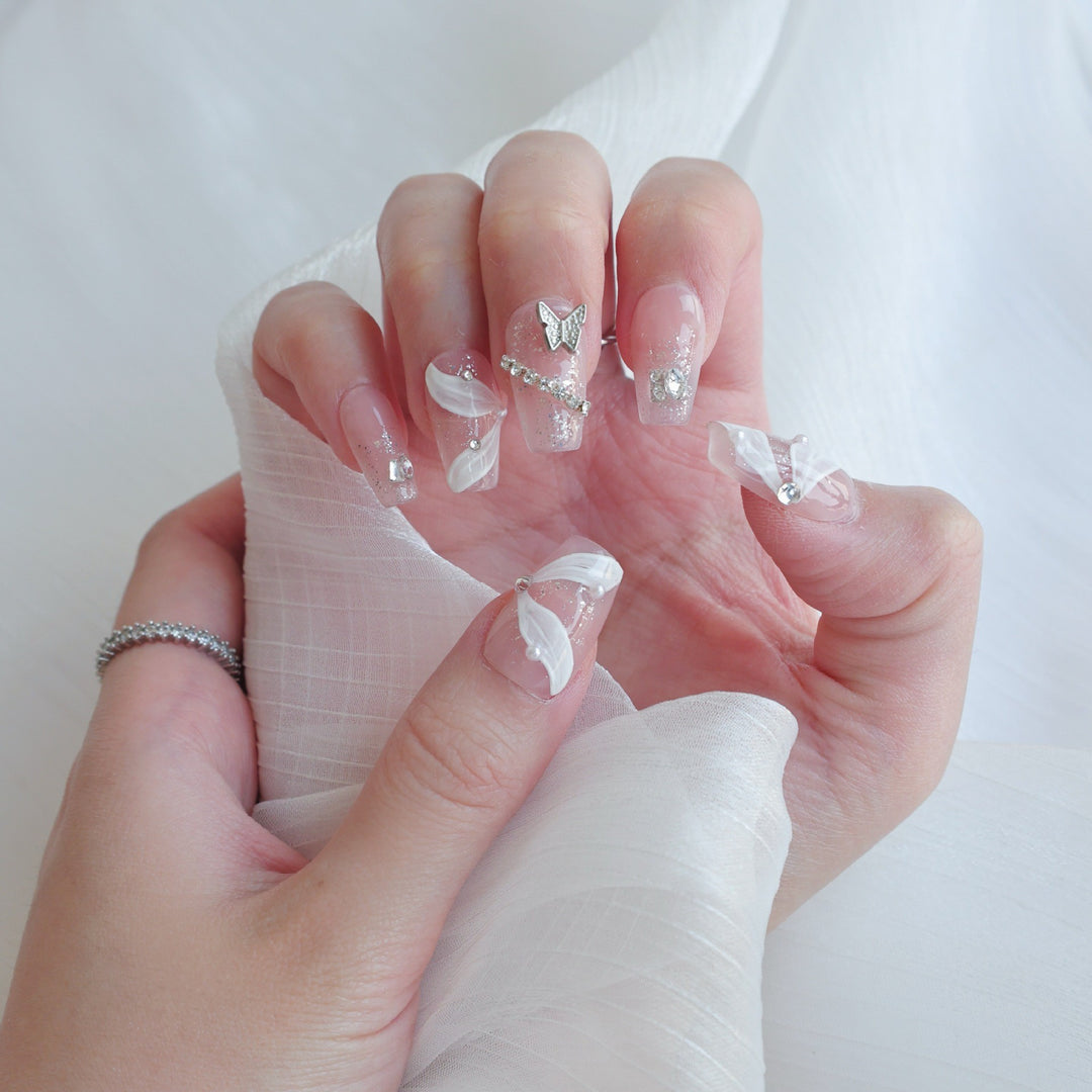 Elegantes dekoratives Press-On-Nagelkunstset mit silbernen Schmetterlingen und Edelsteindetails