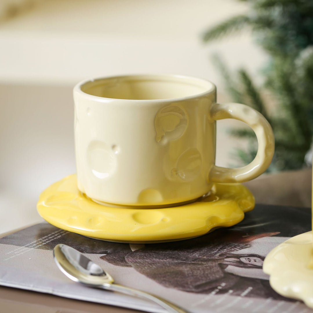 Skulpturales Keramikbecher-Set mit fließender Glasur und strukturierter Untertasse