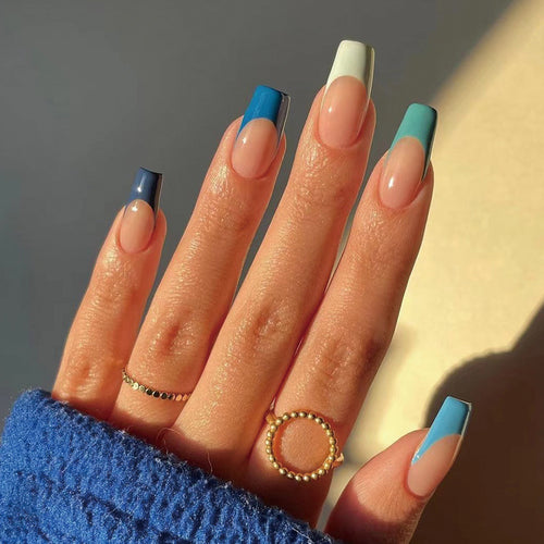 Kunstvolle Nagelverlängerungen mit präzisem Farbverlauf und eleganten Akzenten Karnz