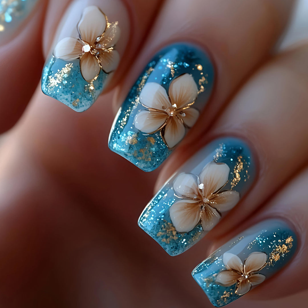 Kunstnägel mit Floralen Akzenten und Glitzer Karnz