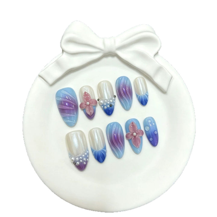 Dekorativer Press-On-Nagelset mit floralen und gradienten Designs