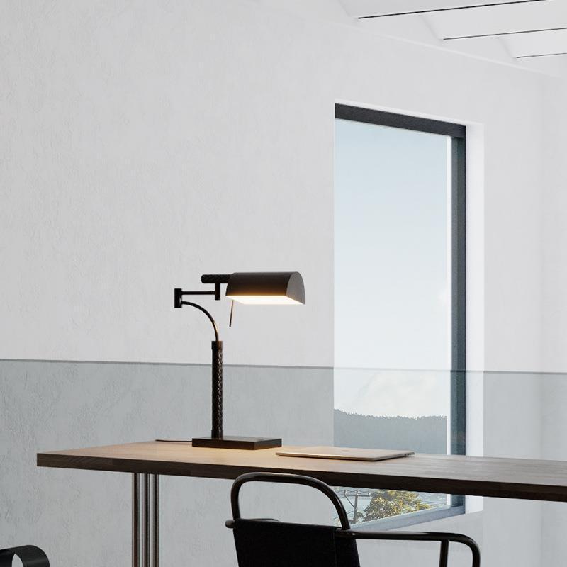 Verstellbare Schreibtischlampe mit modernem schwenkbarem Arm