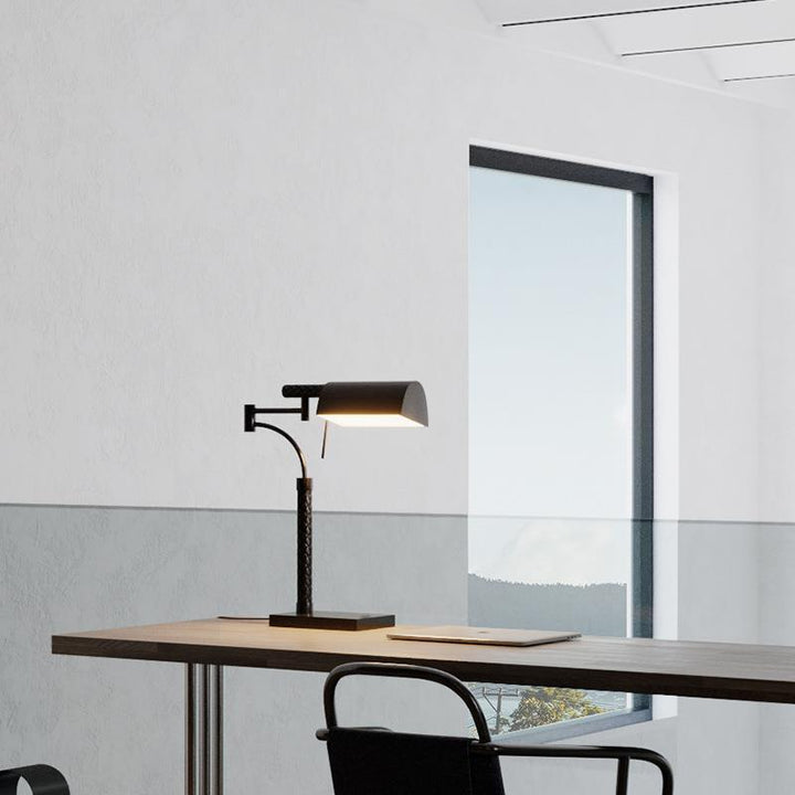 Verstellbare Schreibtischlampe mit modernem schwenkbarem Arm