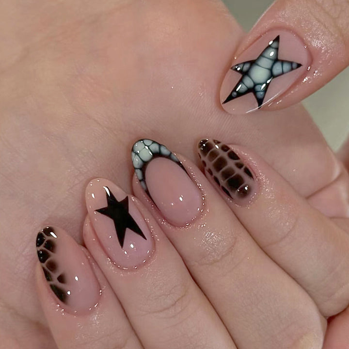 Künstlerisches Press-on-Nagelset mit Stern- und Tierdruckakzenten Karnz