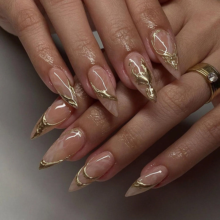 Kunstvolle Nagelverlängerungen mit feinen goldenen Akzenten Karnz